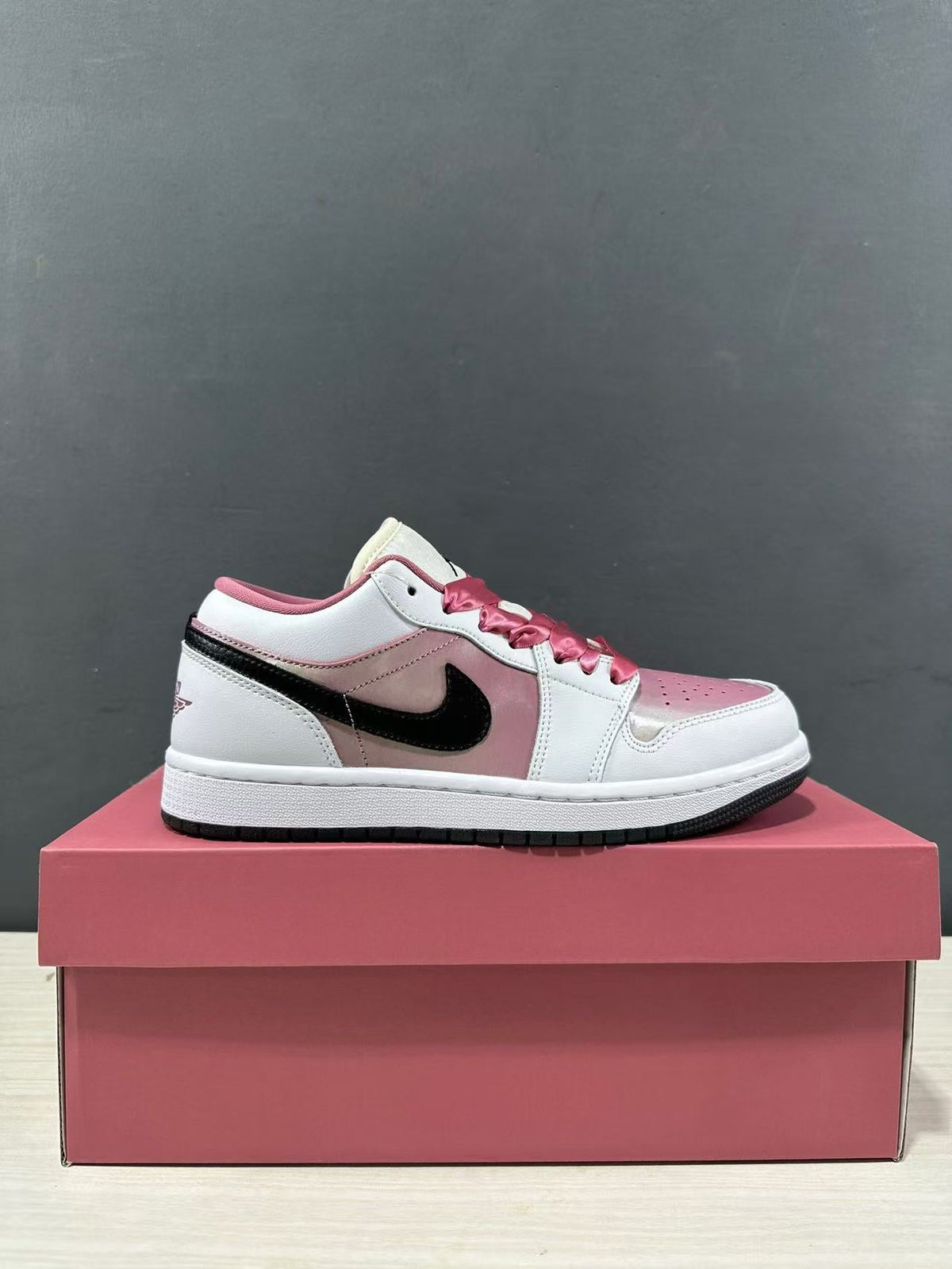 Jordan Air Jordan 1 Low SE Pink White Sneakers LO0668-100
