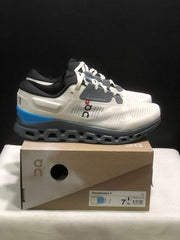 On Cloudstratus 3 Running Shoes in Cream and Gray