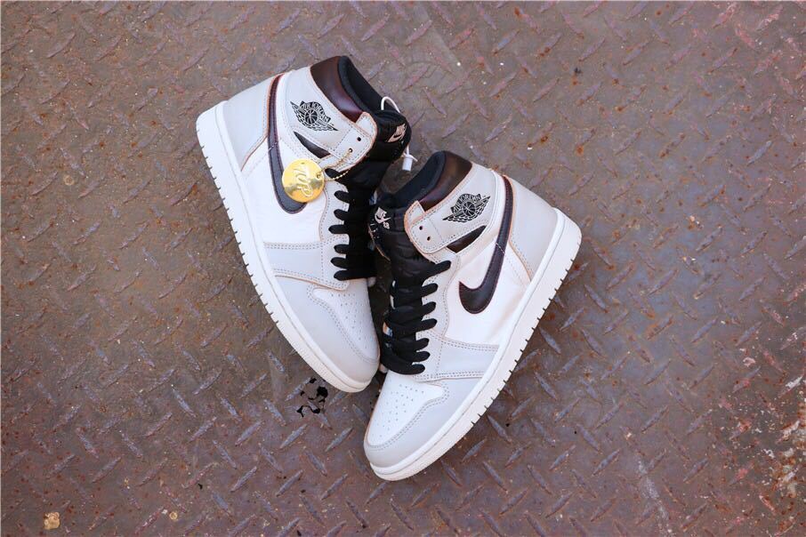 Nike SB x Air Jordan 1 Retro High OG Light Bone Sneakers
