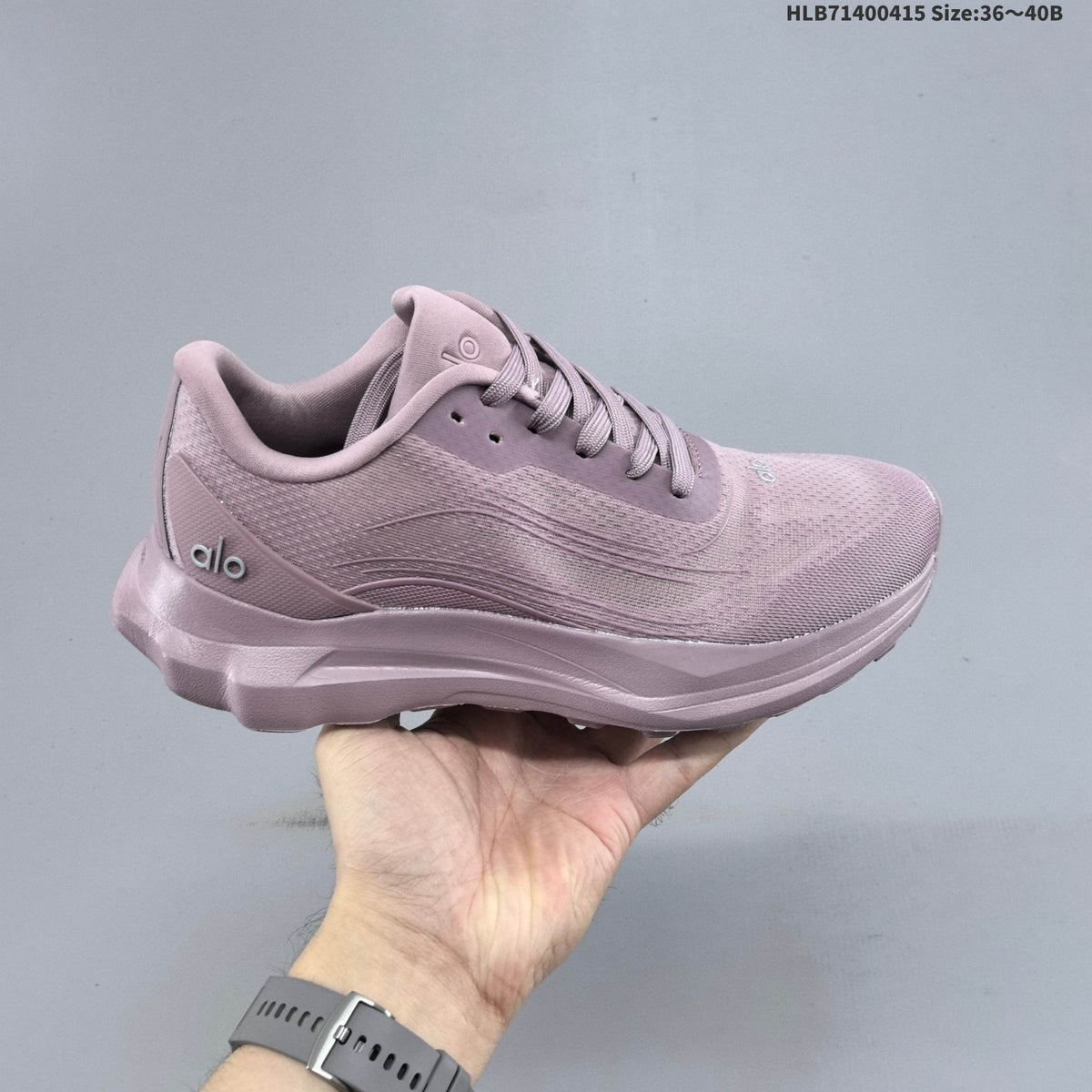 Alo Yoga Alo Runner Low-Top Sneakers in Mauve