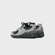 New Balance 2002R - Black / Silver Metallic