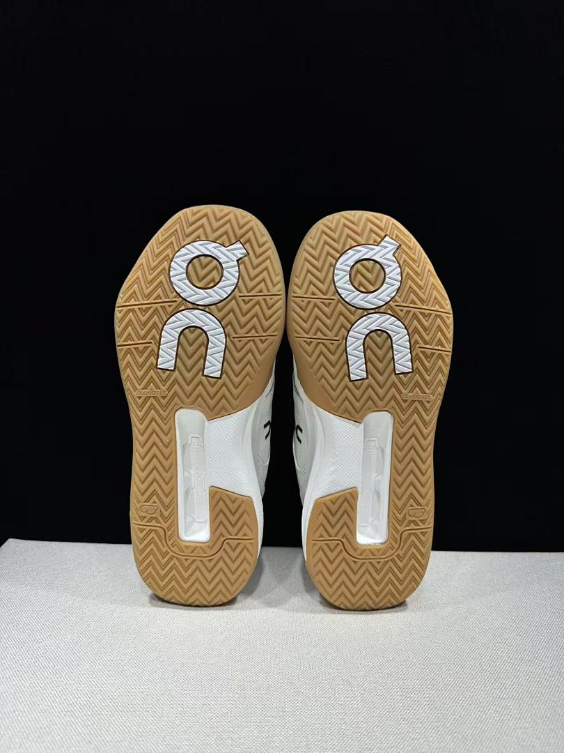 On The Roger Clubhouse Pro Sneakers White Ivory Gum