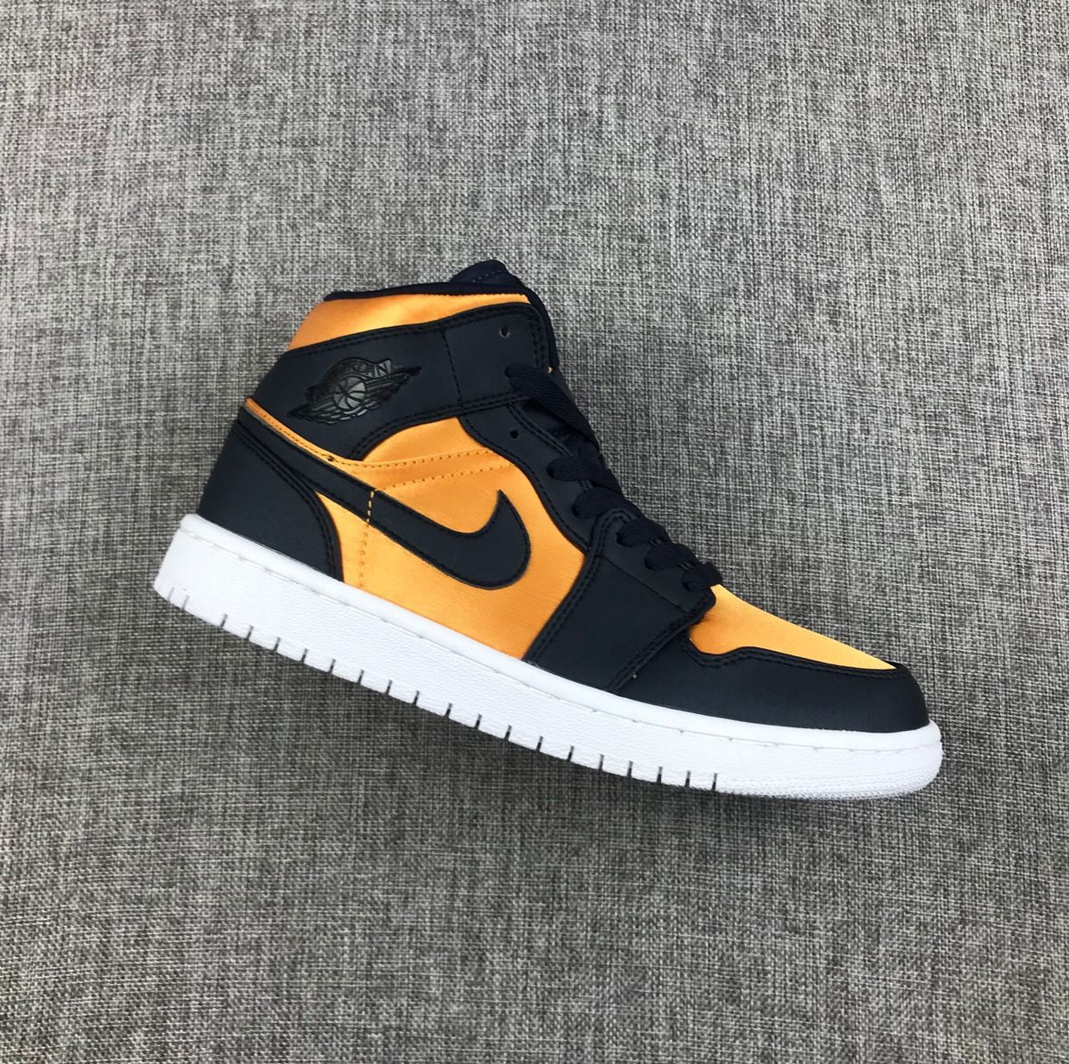 Air Jordan 1 Mid SE Black and Gold Sneakers 852542-401