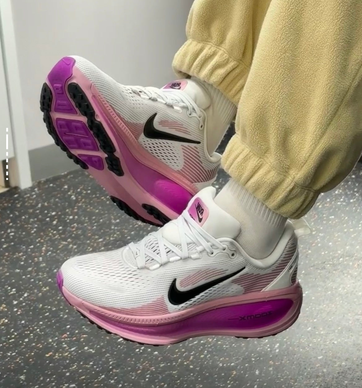 Nike Vomero 18 Running Shoes HM6804-105 White Pink